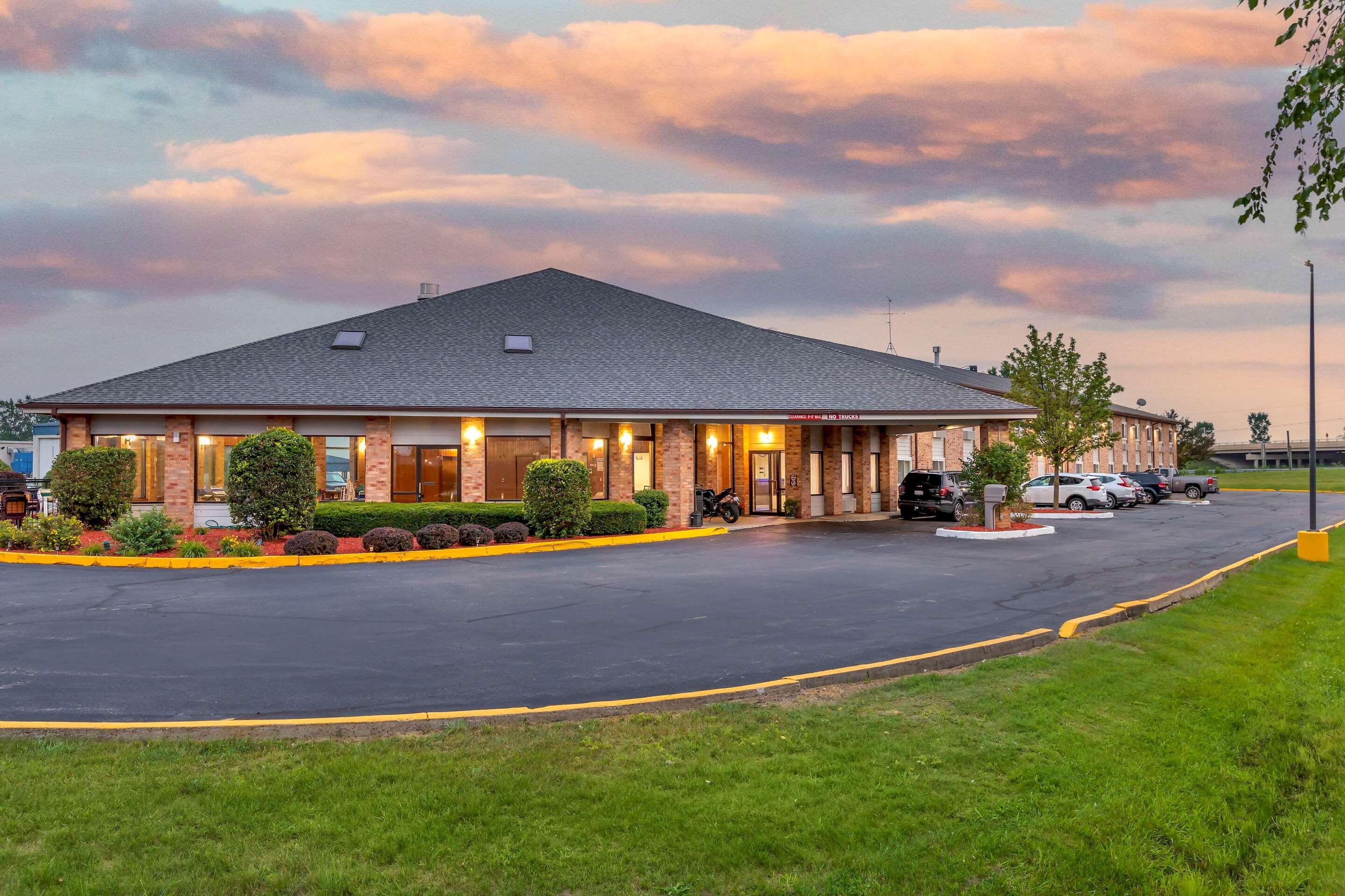 Rodeway Inn Coopersville Exterior photo