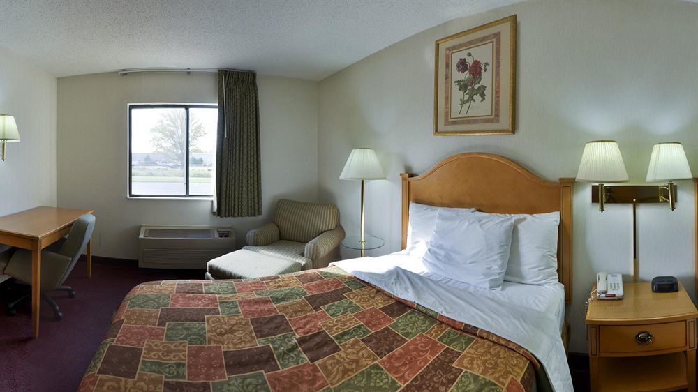 Rodeway Inn Coopersville Exterior photo
